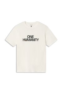 Cremefarbene Baumwoll-T-Shirts mit kurzen Ärmeln, die "EINE MENSCHHEIT" in fettem schwarzen Text anzeigen, mit einem farbigen Akzent auf dem Buchstaben "U."