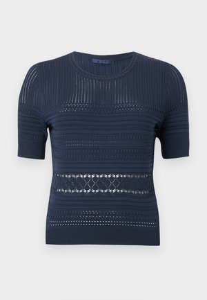 Navy blauw kort mouw gebreid shirt met horizontale gestructureerde en opengewerkte patronen en een ronde halslijn.