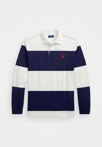 Marineblå og hvid stribet langærmet polo med krave, udstyret med et broderet rødt logo og en stolpe med tre knapper.