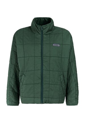 Donkergroene doorgestikte jas met hoge kraag, ritssluiting aan de voorkant, zijzakken en klein "Protest"-logo op de linkerborst.