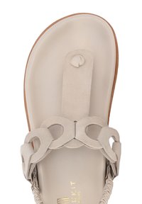 Sandaler med en beige suede overdel, rund tåområde, cirkulært kædedesign på remmen, og en tan gummisål. Guld logo detalje til stede.
