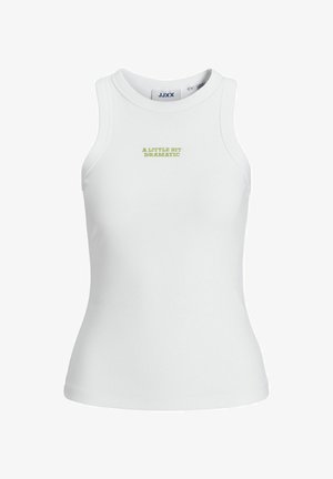 Witte geribbelde tanktop met een aansluitend ontwerp, voorzien van groene geborduurde tekst "A LITTLE BIT DRAMATIC" op de voorkant.