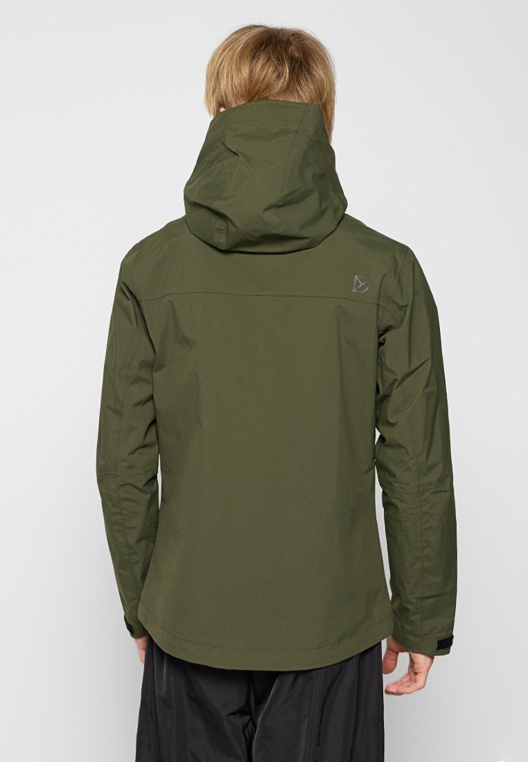 Olivgrüne, wasserdichte Jacke mit Kapuze, ausgestattet mit einem eleganten Design, geradem Schnitt und minimalen Details auf der Rückseite.