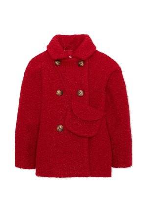 Cappotto di lana rossa strutturata con grande collo, sei bottoni marroni e una piccola borsa a tracolla abbinata attaccata davanti.