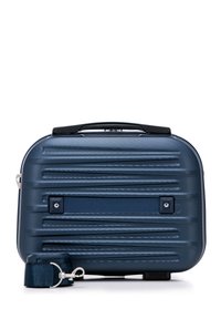 Maleta rígida de color navy con textura de surcos horizontales, asa negra y correa desmontable. Presenta herrajes plateados y un diseño compacto.