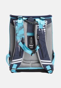 Zaino con design navy e turchese, schienale in rete, spallacci regolabili, tasche laterali e un motivo grafico sul pannello anteriore.