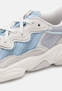 adidas Originals OZWEEGO - Tossud - grey one/wonder blue/crystal white