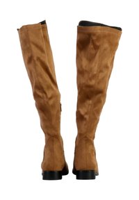 Tan ruskinds støvler over knæet med en glat tekstur, rund tå, flad sort sål og lynlåsdetalje indvendigt.