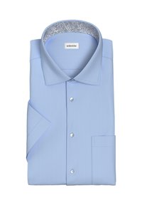 Camicia leggera azzurra realizzata in tessuto testurizzato. Presenta un colletto interno a fantasia, colletto a punta e taschino sul lato sinistro. I bottoni sono visibili.