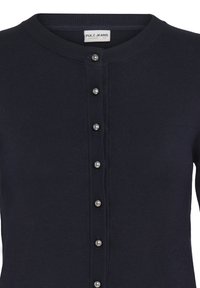 Marineblauwe cardigan gemaakt van ribgebreide stof, met een ronde halslijn en zilveren knoopsluiting aan de voorkant.