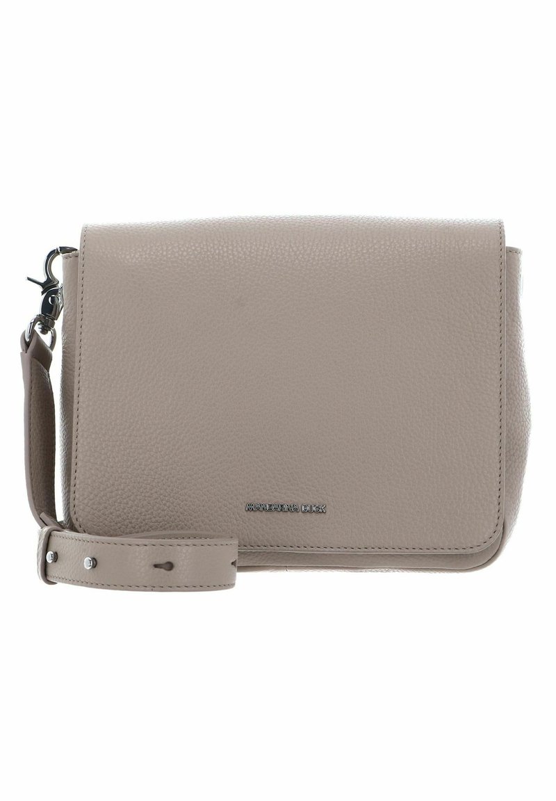 Clutch in pelle grigia con superficie texture, pattina frontale e hardware in argento. Presenta una tracolla rimovibile per una maggiore versatilità.