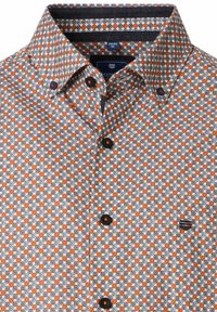 Herren Hemd mit Knopfverschluss, das ein gemustertes Design in Orange, Schwarz und Weiß aufweist. Hergestellt aus Stoff, mit spitzem Kragen und schwarzen Knöpfen.