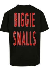 Svart bomull T-skjorte med fet rød tekst som sier "BIGGIE SMALLS" på baksiden. Klassisk crew neck-design med korte ermer.