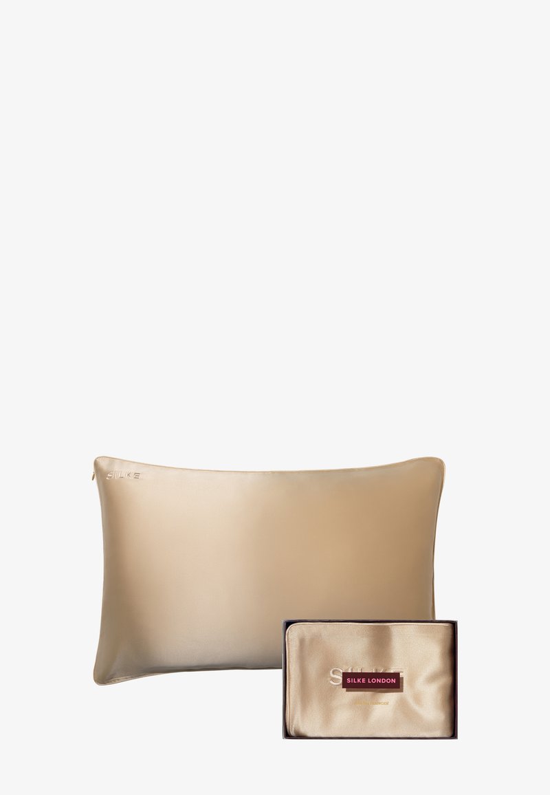 Federa in raso dorato con nome del marchio ricamato e confezione coordinata con etichetta Silke London.