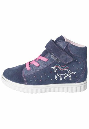 Scarpe high-top in suede blu navy con accenti rosa, caratterizzate da un design di unicorno e gemme decorative. Chiusura con strap in Velcro. Suola in gomma bianca.