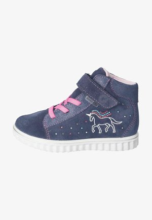 Dunkelblauer Wildleder-Hochschaftschuh mit rosa Akzenten, der ein Einhorn-Design und dekorative Steine aufweist. Klettverschluss für den Verschluss. Weiße Gummisohle.