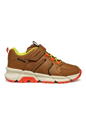 Brązowe syntetyczne sneakersy z zapięciem na rzep, żółtymi akcentami, pomarańczową podeszwą i teksturowanymi panelami, zaprojektowane z myślą o komforcie i wentylacji.