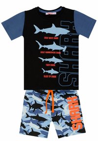 Zwarte T-shirt met blauwe mouwen, voorzien van haai grafieken en tekst, gecombineerd met blauwe shorts met een patroon van haai-silhouetten en oranje accenten.
