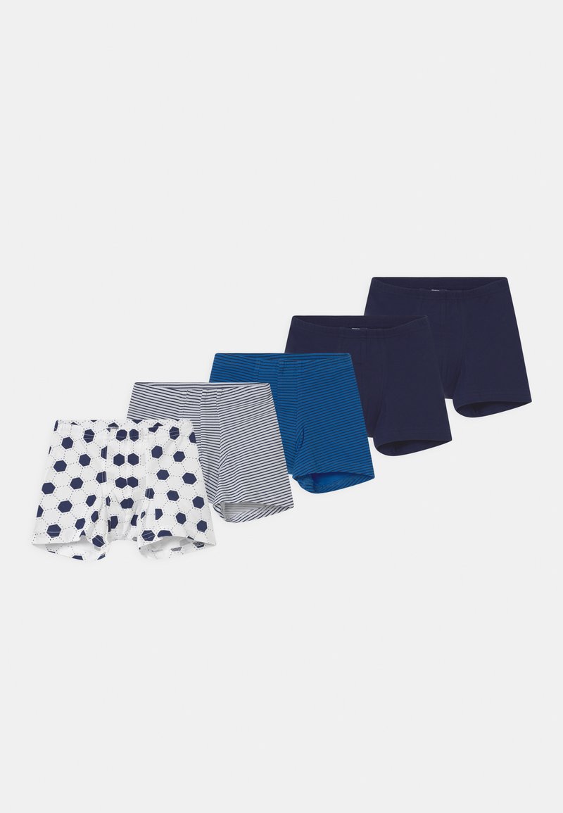 Quatro pares de boxers: um com padrão hexagonal em branco e azul-marinho, dois às riscas em azul e branco, e um liso em azul-marinho escuro. Material em algodão.