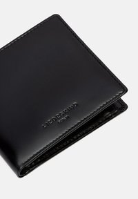 Czarny skórzany portfel o minimalistycznym designie, gładkiej fakturze i wytłoczonym logo. Złożony, z czystymi krawędziami, bez widocznych elementów metalowych.