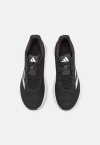 Scarpe sportive nere con tomaia in rete, punta rotonda e dettagli bianchi. Presentano un design con lacci e una suola testurizzata per una buona aderenza.