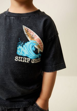 Next, REGULAR FIT - SHORT SLEEVE BACK PRINT T-SHIRT  . - T-shirts print - black acid wash surf club oversized