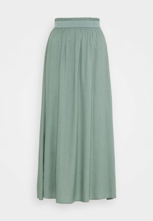 Jupe longue vert clair avec taille froncée et drapé en tissu doux, présentée sur un fond blanc uni.