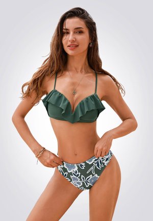 Bikini verde con top arricciato e spalline regolabili, accompagnato da un slip con motivo floreale. Tessuto morbido e design aderente per il massimo comfort.