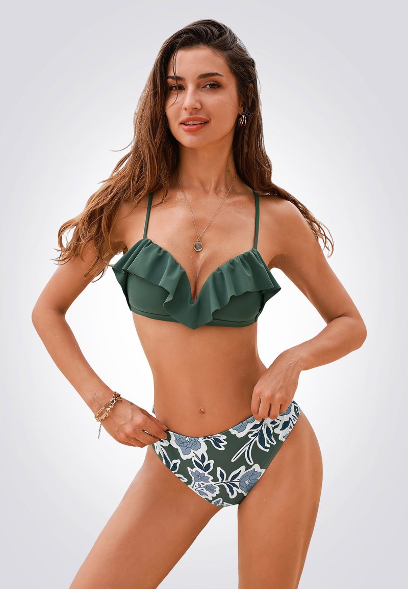 Zelené bikiny s volánkovým vrchem a nastavitelnými ramínky, spodní část s květinovým vzorem. Hladká textura a přiléhavý design pro komfort.