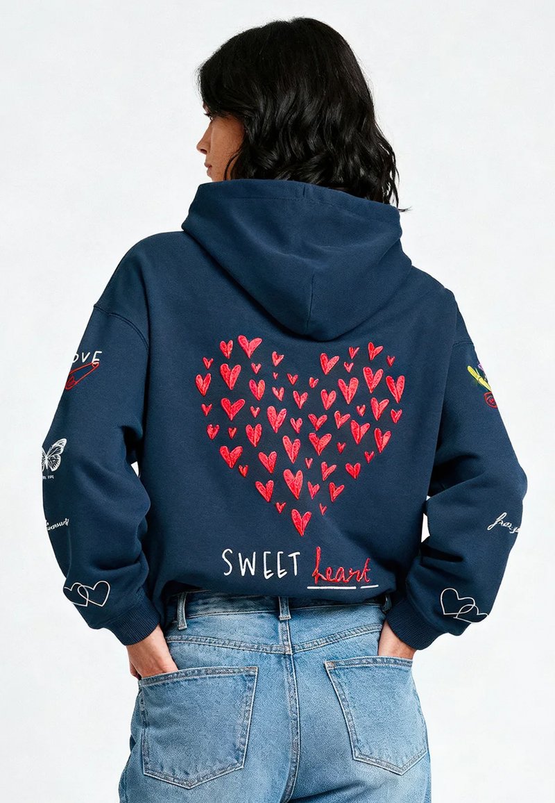 Marine hoodie met rood hartontwerp op de achterkant, voorzien van meerdere harten, geborduurde tekst "SWEET heart," en accenten op de mouwen.