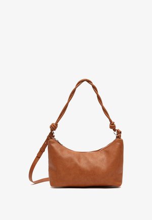 Borsa a tracolla in pelle marrone con una tracolla annodata, forma curva, chiusura con zip e texture liscia. Presenta un design a mezzaluna.