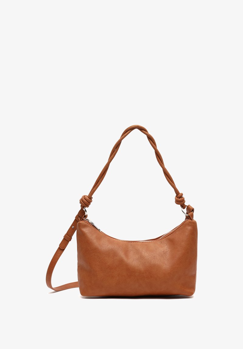 Rjava usnjena torba za ramo s vozlanim trakom, ukrivljene oblike, zadrgo in gladko teksturo. Ima obliko polmeseca.