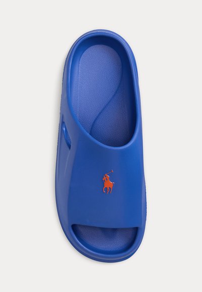 Μπλε σανδάλι slide με ανοιχτό δάχτυλο, υφή στη σόλα και πορτοκαλί λογότυπο Polo Ralph Lauren στο πάνω λουρί, εμφανίζεται από την κορυφή.