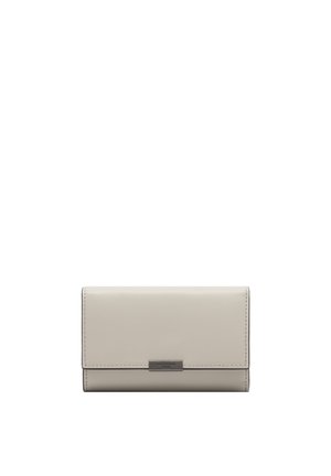 Portafoglio in pelle grigio chiaro con bordi cuciti e una piccola fibbia metallica rettangolare al centro anteriore, chiuso e di forma rettangolare.