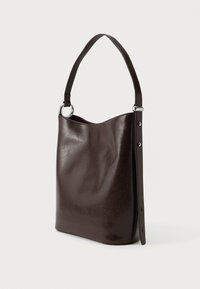 Bag de ombro de couro castanho com um design descontraído, topo curvado e uma alça única. Apresenta um acabamento brilhante e detalhes em metal prateado.