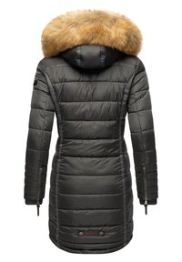 Palton puffer negru cu glugă căptușită cu blană, textură matlasată, design lung, buzunare laterale cu fermoar și detaliu cu logo aproape de margine.