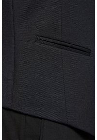 Ciemnoniebieska tkanina o teksturowanym splocie, z wąską kieszonką z lamówką. Materiał jest gładki, z subtelnym połyskiem i wyraźnie zarysowanym fasonem.