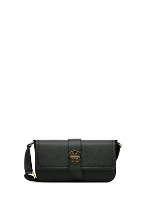 Schwarze, rechteckige Umhängetasche mit strukturierter Oberfläche, verstellbarem Riemen und rundem goldfarbenem Verschluss an der Frontklappe.