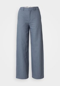 Pantaloni larghi di colore azzurro realizzati in tessuto tessuto. Presentano una vita piatta, passanti per cintura e una piega centrale per un aspetto elegante.