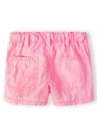 Shorts en coton rose vif avec une ceinture élastique, des passants de ceinture et deux poches plaquées à l'arrière, présentés sur un fond blanc.