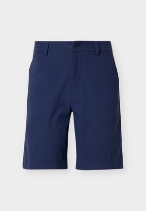Pantaloncini blu navy a lunghezza al ginocchio con passanti per cintura, tasche frontali e un design pulito e minimalista su uno sfondo grigio chiaro semplice.