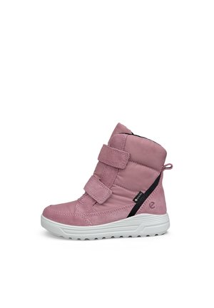 Botte d’hiver enfant rose avec deux bandes velcro, étiquette Gore-Tex noire et semelle blanche texturée, vue de côté.