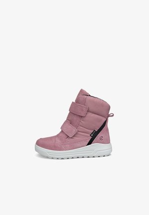 Różowy dziecięcy zimowy but z dwoma rzepami, czarną metką Gore-Tex i białą teksturowaną podeszwą, widziany z boku.