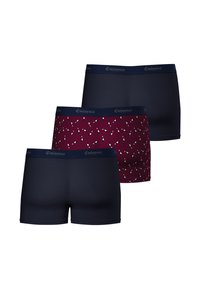 Trois paires de caleçons : deux bleu marine unis, une maroon avec un motif répétitif blanc et bleu. Tous ont une ceinture de marque bleu foncé.