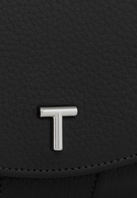 Borsa in pelle nera con finitura testurizzata e un accento del logo 'T' in argento lucido. I punti di cucitura sono visibili lungo i bordi.