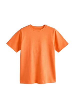 Jednofarebné oranžové tričko s krátkym rukávom a okrúhlym výstrihom so štandardným strihom na bielom pozadí.