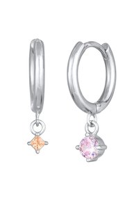 Zilveren creole oorbellen met een gepolijste afwerking. Aan de ene oorbel hangt een perzikkleurige hanger in diamantvorm, aan de andere een roze, ronde hanger.