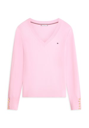 Lichtroze V-hals trui met lange mouwen, klein vlaglogo op de borst en gouden knopen op de mouwboorden.