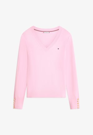 Lichtroze V-hals trui met lange mouwen, klein vlaglogo op de borst en gouden knopen op de mouwboorden.