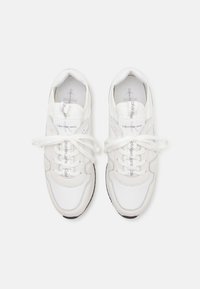 Calvin Klein Jeans RETRO RUNNER - Zapatillas - bright white